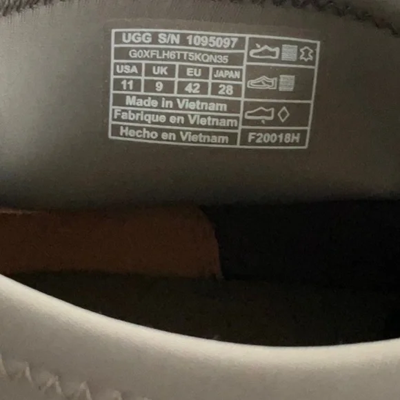 UGG Neutra Logo Panel Sneakers.  Size 11. - Picture 7 of 7